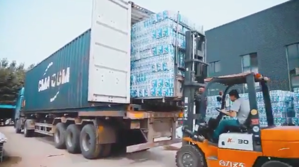 Beladung von Seefrachtcontainern mit Toilettenpapier in China